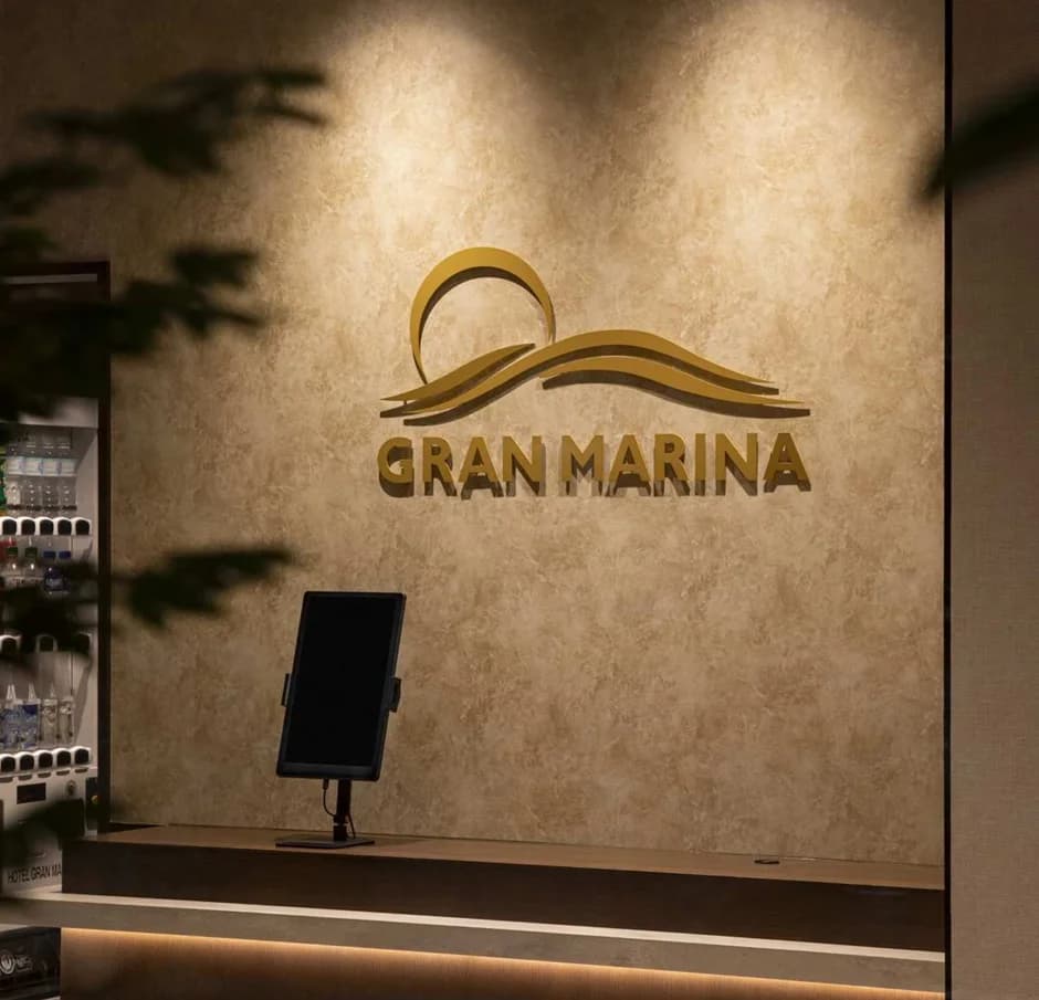 ロビーのGRAN MARINAサイン